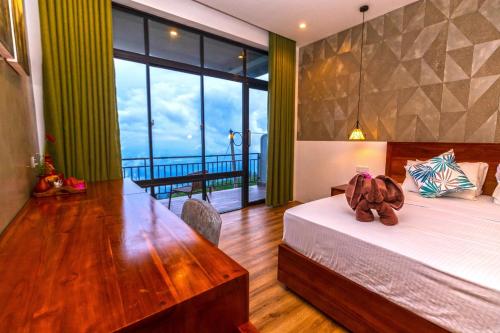 哈普塔拉的住宿－leisure Mount View，一间卧室设有两张床、一张木桌和大窗户。