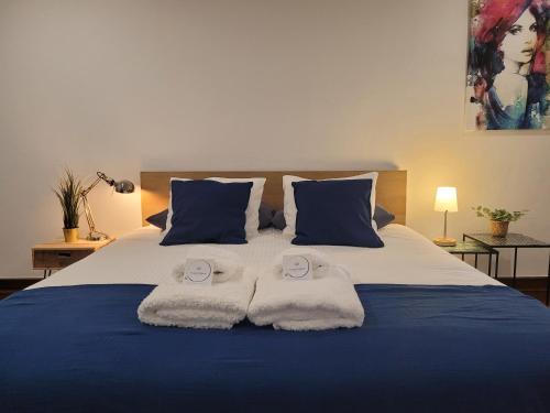 a bedroom with a bed with towels on it at House of Moitelas in Moitelas