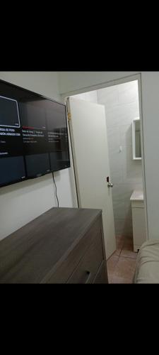 een keuken met een aanrecht en een deur naar een badkamer bij Apartamento Puente del Zorro in Ciudad Juárez