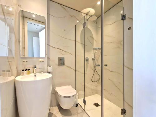 Un baño de Aeon Residences - In the heart of Paphos