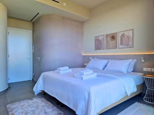 Una cama o camas en una habitación de Aeon Residences - In the heart of Paphos