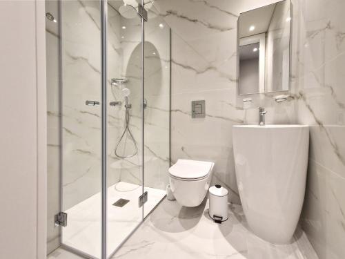 Un baño de Aeon Residences - In the heart of Paphos