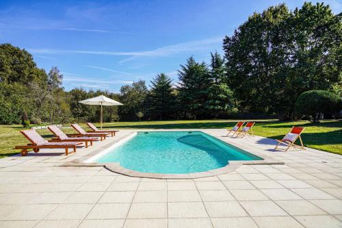 une piscine avec des chaises longues et un parasol dans l'établissement 249 Roberie Sud - Cénac, à Cénac