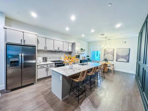 una cucina con elettrodomestici in acciaio inossidabile e una grande isola di Dallas Condo-Mins from Uptown &Downtown a Dallas