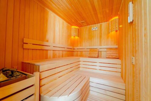 een grote houten sauna met een houten vloer en houten wanden bij Villa Harika / Seydikemer 