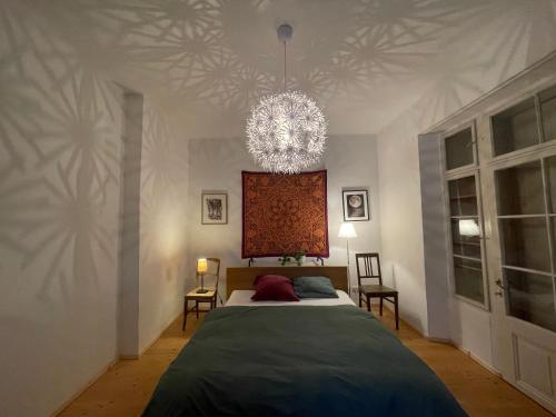 sypialnia z dużym łóżkiem i żyrandolem w obiekcie Apartment ANKA w mieście Bad Ischl