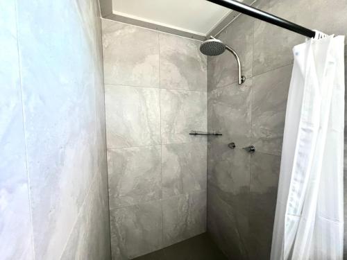 uma casa de banho com chuveiro e cortina de chuveiro em Adrian Motel em Forbes