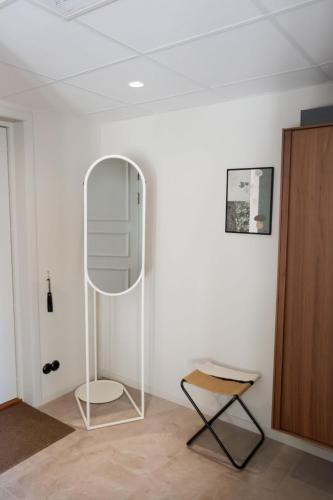 a room with a white mirror in the corner at Margretetorps Gästgifvaregård in Hjärnarp