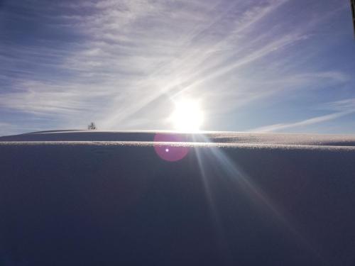 a sun shining over the ocean with the horizon at domek w zaczarowanym lesie in Istebna