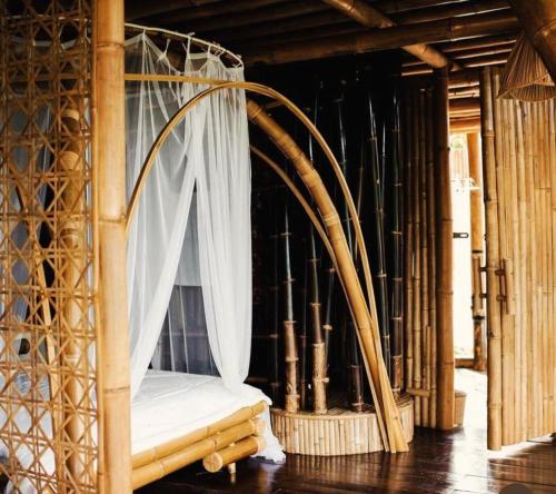 מיטה או מיטות בחדר ב-Rania Bamboo Villa by Broga