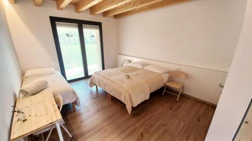 帕多瓦的住宿－Agriturismo Verdecielo，一间卧室设有两张床和窗户。