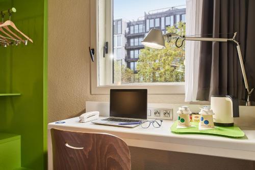 a desk with a laptop computer on top of it at Campanile Paris Sud - Porte d'Orléans - Arcueil in Arcueil