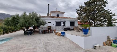 a house with a patio and a swimming pool at Rincón de Elena in Quéntar