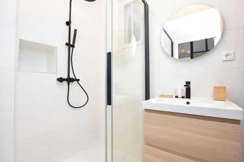 une salle de bain avec une douche, un lavabo et un miroir dans l'établissement Charming Apartment -3BR/6P-Gare du Nord/Montmartre, à Paris