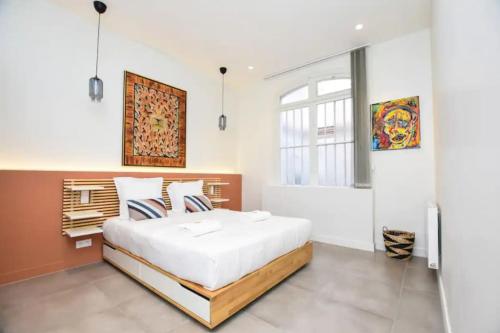 une chambre avec un grand lit dans une pièce dans l'établissement Charming Apartment -3BR/6P-Gare du Nord/Montmartre, à Paris