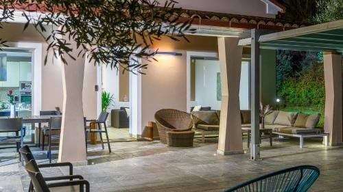 Gallery image of VILLA DELLE GINESTRE 9&2, Emma Villas in Santa Maria di Paterno