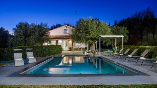 Gallery image of VILLA DELLE GINESTRE 9&2, Emma Villas in Santa Maria di Paterno