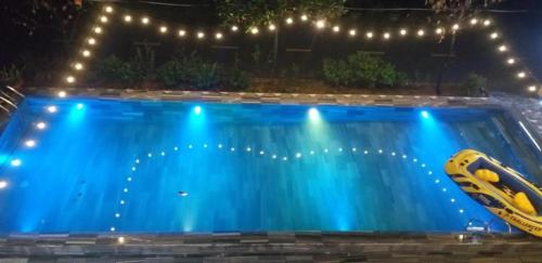 een zwembad 's nachts met verlichting bij Tam Cốc Anna Thắm Hotel in Ninh Binh