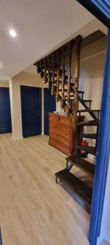 a room with a wooden staircase and a wooden floor at Rincón de Elena in Quéntar