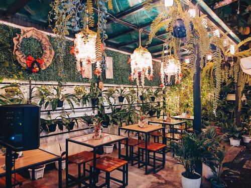 un restaurante con mesas, sillas y lámparas de araña en Aurelle Inn, en Legazpi