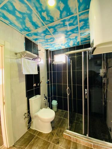 Bilik mandi di Melodi Hotel
