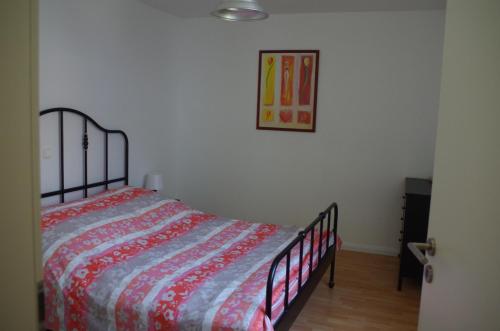 a bedroom with a bed with a colorful blanket on it at Citywohnung Würselen in Würselen