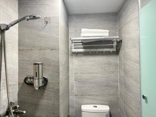 La salle de bains est pourvue d'une douche et de toilettes. dans l'établissement 利珀旅舍 live Pop B&B, à Hong Kong