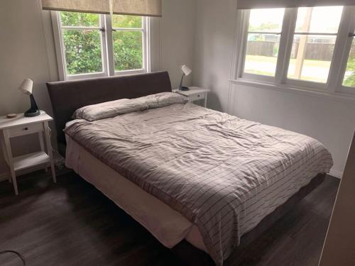 Ένα ή περισσότερα κρεβάτια σε δωμάτιο στο Cosy two bedroom bungalow close to lake and ocean
