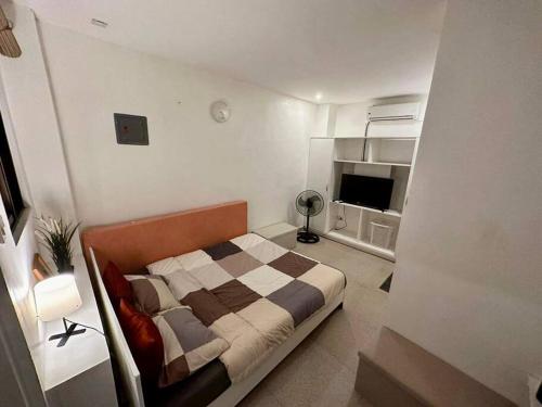 Кровать или кровати в номере Boracay whitebeach Apartment A10