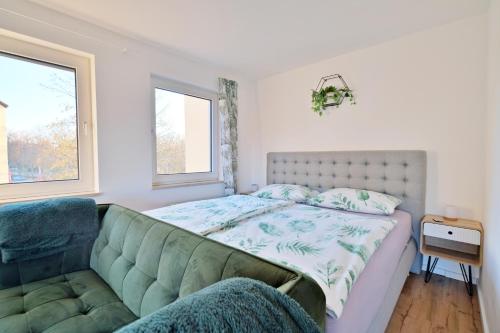 - une chambre avec un lit et un canapé dans l'établissement Exklusiv & Zentral: 1-Zi. Apartment mit Balkon Stellplatz, à Bayreuth