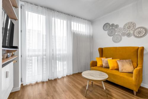 Park Mirowski Yellow Studio by BookingHost