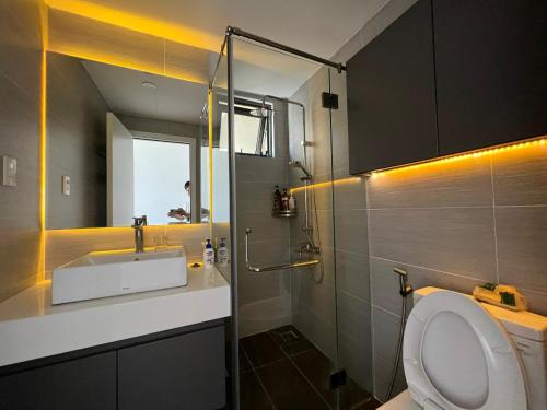 bagno con lavandino, servizi igienici e specchio di The Gold View Apartment Q4, 2PN2WC ad Ho Chi Minh