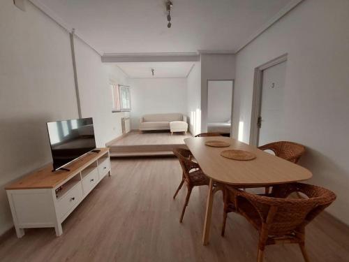 a living room with a table and a couch at Apartamento 12 de Octubre, Almendrales in Madrid