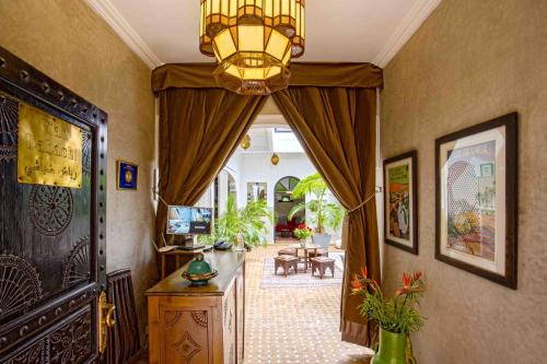 um corredor com um lustre e uma sala de estar em Riad Dabachi em Marrakech