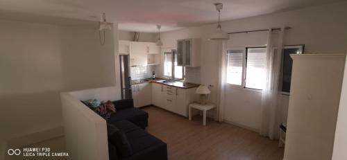 Zimmer mit Küche und Wohnzimmer in der Unterkunft SUIT del CAMPO TERIFE in Tuineje