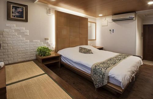 Una cama o camas en una habitación de Shanhai Guan B&B