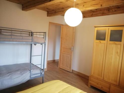 Cette chambre comprend 2 lits superposés et un éclairage. dans l'établissement La Petite Maison, à Saint-Claude