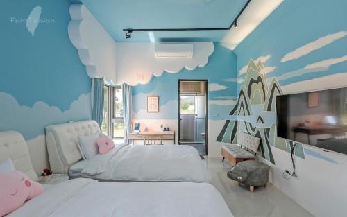 吉安的住宿－雲那裡民宿 ，卧室配有白色的床和蓝色的墙壁