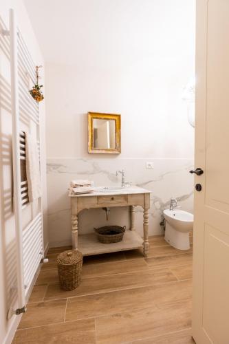 a bathroom with a sink and a toilet at Casa vacanze Dentro le Mura in Gualdo Tadino