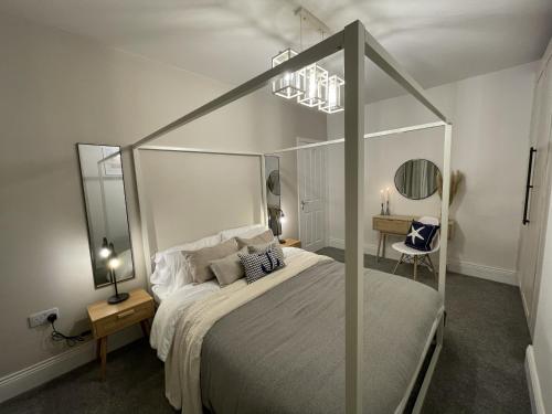 um quarto com uma cama de dossel e uma secretária em Château by the Sea - Luxury hotel style 3 bed with hot tub em Newbiggin-by-the-Sea