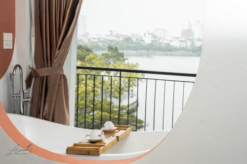 河內的住宿－AimeeHouse - Trích Sài，客房设有景观阳台。