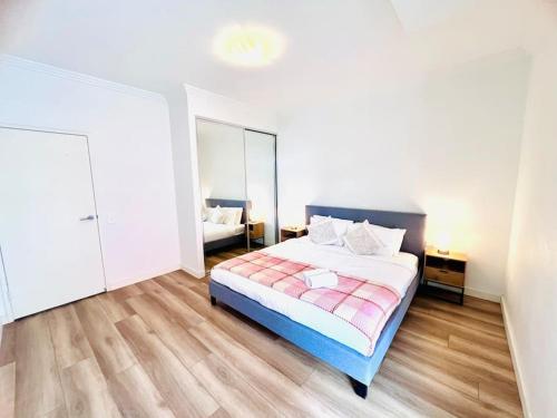 ein Schlafzimmer mit einem großen Bett in einem Zimmer in der Unterkunft Apartment in Turrella in Sydney