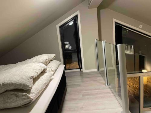 1 dormitorio con cama y ventana en Moderne leilighet i Alta, en Alta