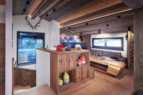 a living room with a couch and a table at Alpin Residenzen Eichenheim Aurach bei Kitzbühel by Alpina-Holiday in Aurach bei Kitzbuhel