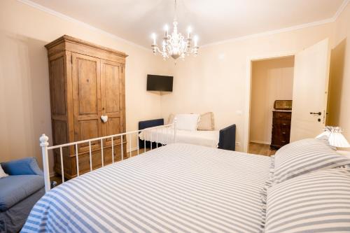 a bedroom with a bed and a chandelier at Casa vacanze Dentro le Mura in Gualdo Tadino