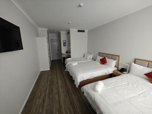 Postel nebo postele na pokoji v ubytování AWA Hotel