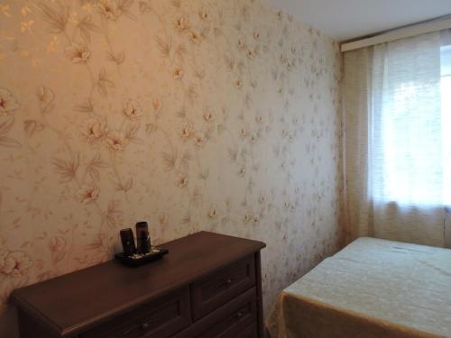 1 dormitorio con 1 cama, vestidor y ventana en Karja 5 Apartment, en Narva-Jõesuu