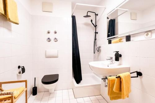 uma casa de banho com um lavatório, um WC e um chuveiro em City-Suite, Zentral / Tiefgarage em Straubing