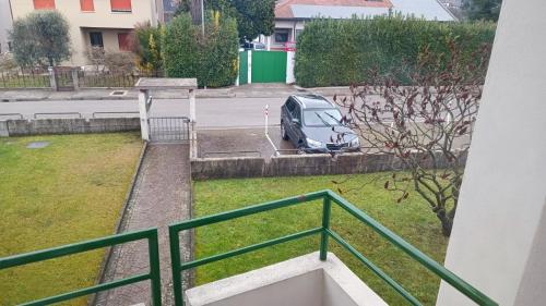 samochód zaparkowany na parkingu z ulicą w obiekcie Da Serena w mieście Tarcento