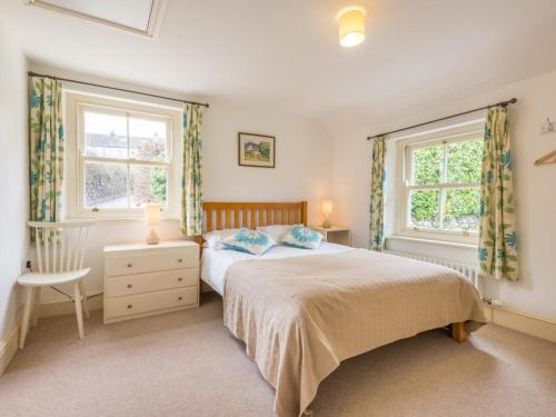 um quarto com uma cama e duas janelas em 3 Bed in Broughton-in-Furness SZ458 em Broughton in Furness
